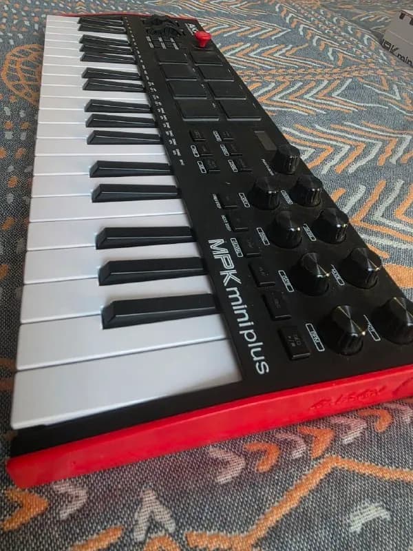 Midi клавиатура akai mpk mini plus 3 октавы 300 лари — Батуми — 300 ₾