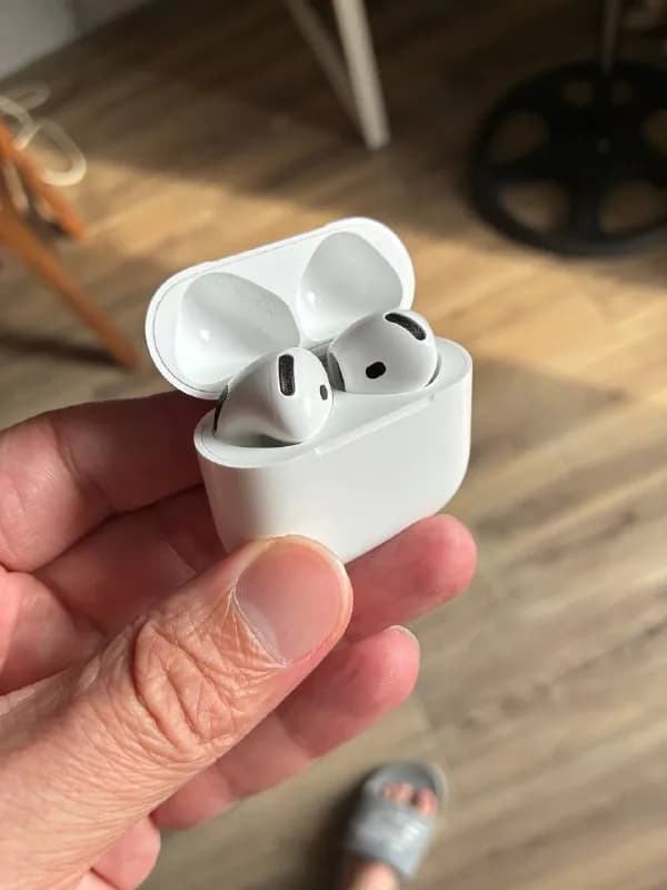 AirPods 4 gen, отличное состояние, батарея держит как и положено, без проблем в работе. Продаю т. к. — Тбилиси — 160 ₾