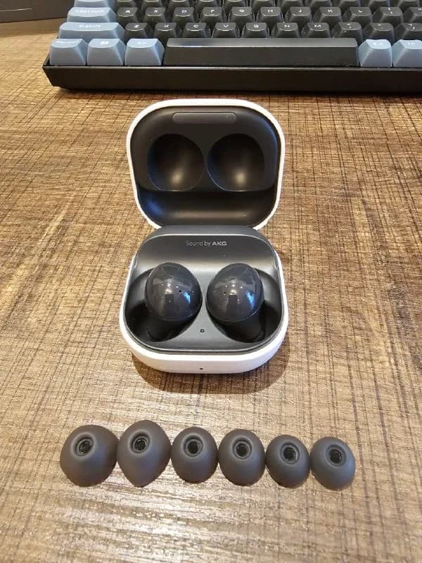1. Продам нашники galaxy buds2. В комплектация коробка и все амбошуры. Пользовался не часто, просто — Тбилиси — 60 ₾