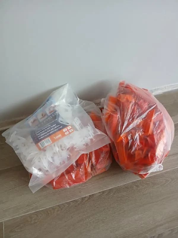 300 штук и к ним упаковка клипсов — Батуми — 5 ₾