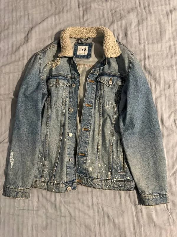 1. Серая джинсовка Zara. Размер L, на М тоже сидит отлично. Состояние очень хорошее, без дефектов. С — Тбилиси — 40 ₾