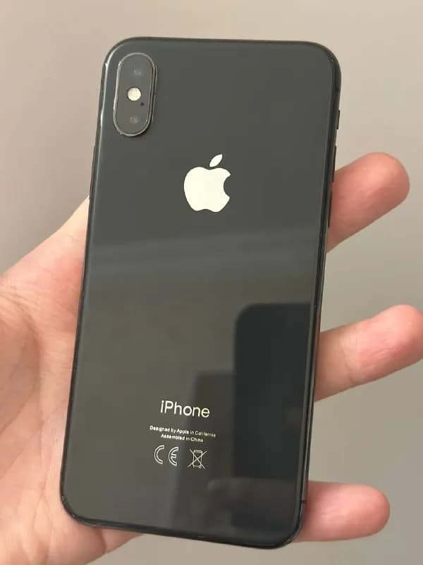 iPhone Xs в хорошем состоянии, все работает, броня наклеена. Цена 200 лари — Тбилиси — 200 ₾