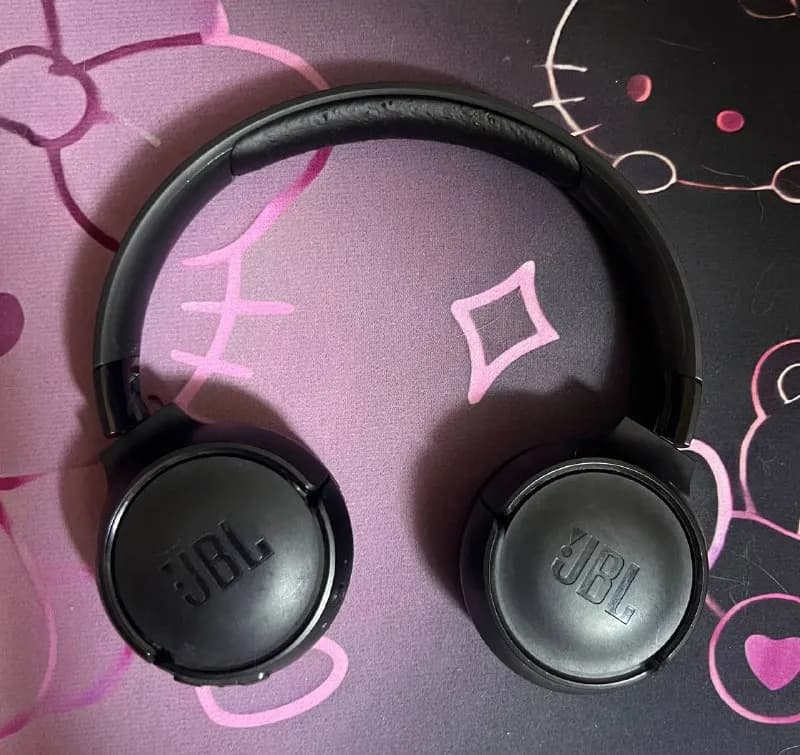 JBL TUNE 520BT, состояние 9/10, немного поношенные амбушюры, в остальном работают идеально, заряд де — Тбилиси