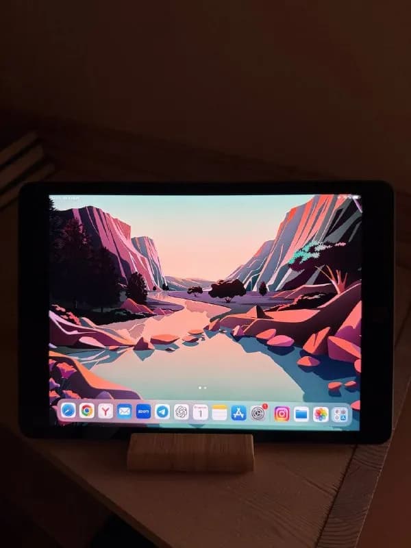 MacBook Air (M2, 2022) — 2000 лари — Тбилиси — 2 000 ₾
