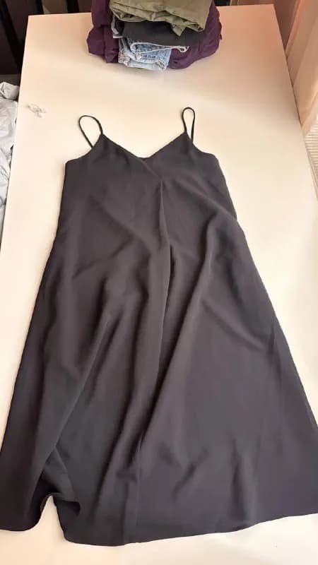1. Платье Uniqlo. Надето было 1 раз. Подкладка, есть карманы по бокам, застежка на молнии сбоку. Сос — Тбилиси — 40 ₾