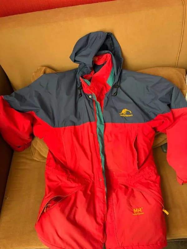 Helly Hansen — демисезон, размер примерно M, или на S как оверсайз, есть несколько мелких пятен на с — Тбилиси — 20 ₾