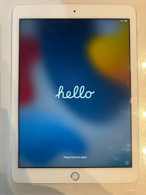 iPad Air 2 модель A1566 MGKM2RU/A. Легкий дефект цвета экрана слева. Цена 250 GEL — Тбилиси — 250 ₾