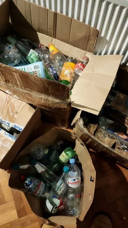 Пластиковые бутылки с крышками 100+ штук — Тбилиси