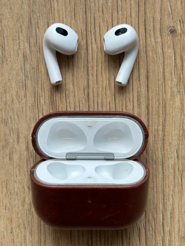 1. AirPods 3, с покупки в кожаном чехле, оригинал, использовал очень мало, лежат без дела. Следы на — Тбилиси — 140 ₾