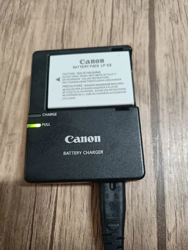 Зарядное устройство Canon LC-E8E + аккумулятор LP-E8 — Батуми — 50 ₾