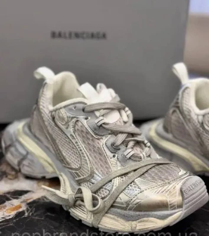 Balenciaga — дом моды в Париже, привлекающий внимание прессы экстравагантными дизайнами одежды и обу — Батуми — 200 ₾
