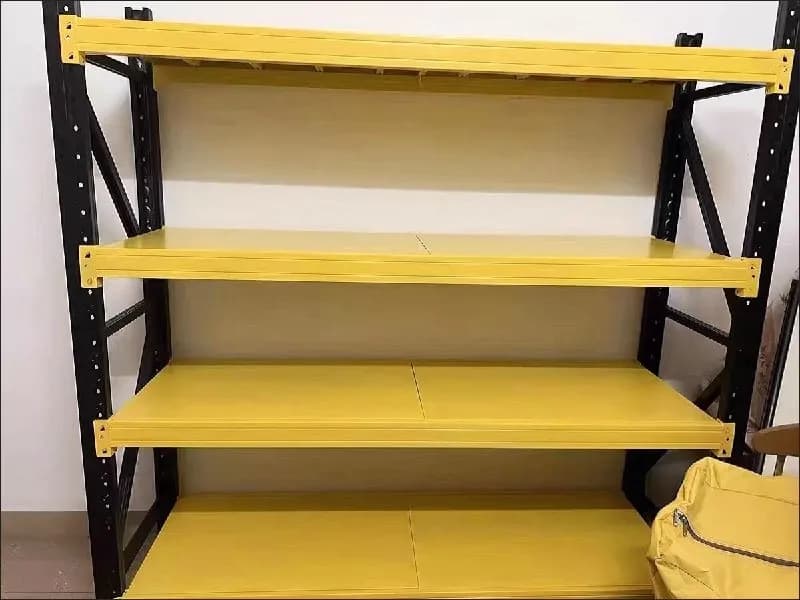 Распродажа остатков товара и стеллаж — Батуми — 140 ₾