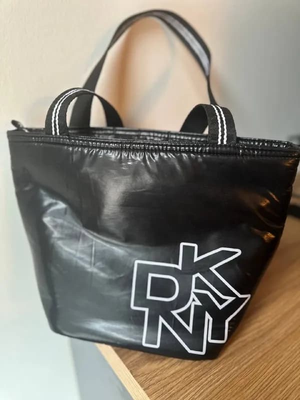 1 — Сумка DKNY. Оригинал. Ткань плащевка. Цена — 10 лари. — Тбилиси — 10 ₾