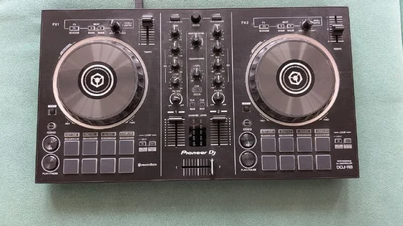 Pioneer DJ DDJ-RB 2. есть проблема с левой физической кнопкой Play — не отрабатывает чаще всего. с п — Тбилиси — 290 ₾