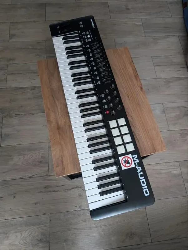 M-Audio Oxygen 61. Состояние хорошее, нет дефектов/сколов/проблем с электроникой. 200 лари. Комплект — Тбилиси — 200 ₾