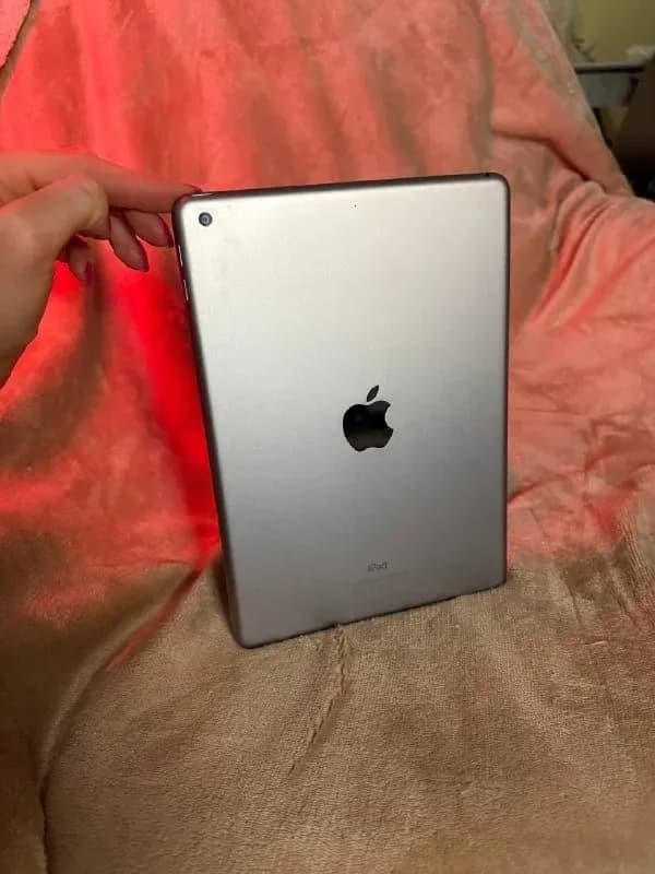 iPad 6 32Gb с чехлом-подставкой — Тбилиси — 220 ₾
