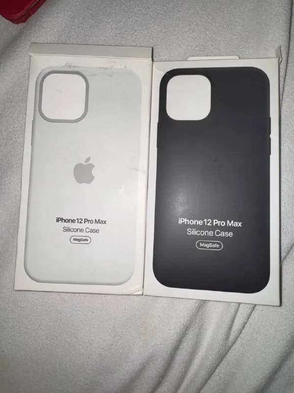 12 про Макс от Apple. Черный из натуральной кожи б/у в хорошем состоянии стоимость 200лир. Белый но — Анталия — 200 ₺