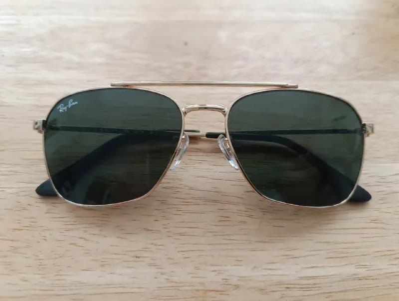 Ray-Ban в современной авиаторской форме. Элегантная металлическая оправа золотистого оттенка отлично — Батуми — 85 ₾