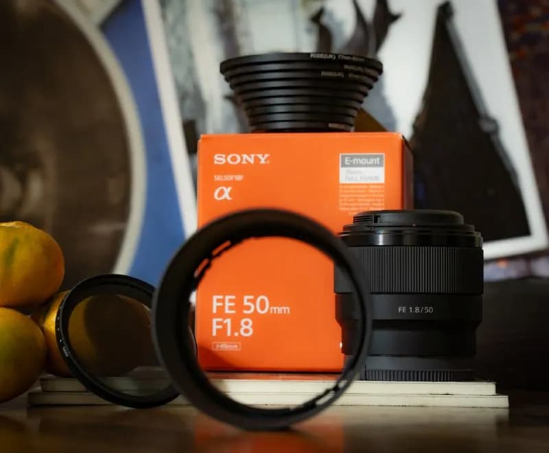 50 mm f1.8 sony FE mount. Состояние — новый. Все крышки и бленда на месте. В подарок variable ND filt — Батуми — 600 ₾