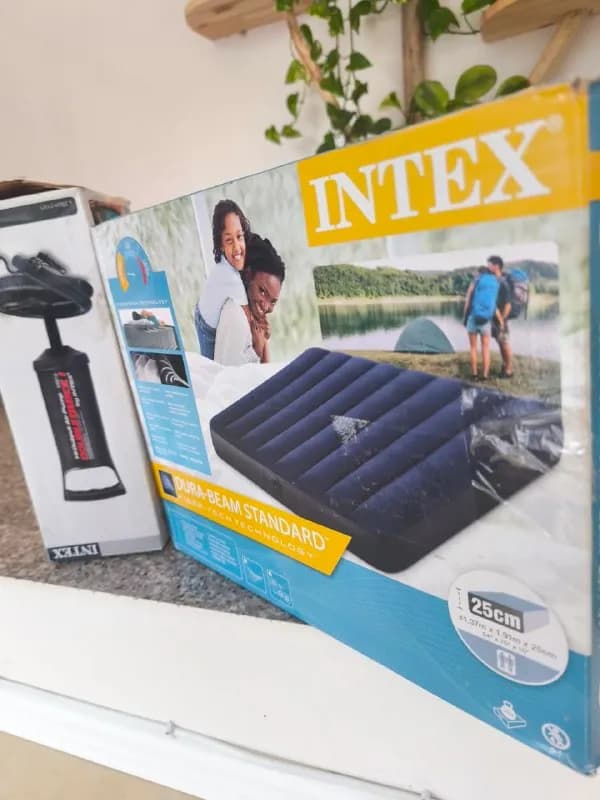 Надувной матрас INTEX с насосом — Батуми — 80 ₾