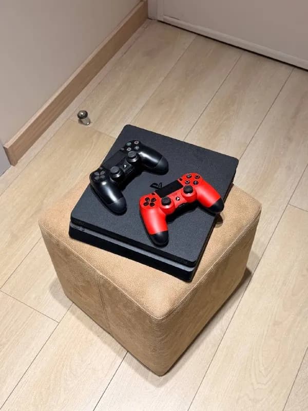 PlayStation 4 Slim 1TB — в отличном состоянии (PS4) — Батуми — 445 ₾