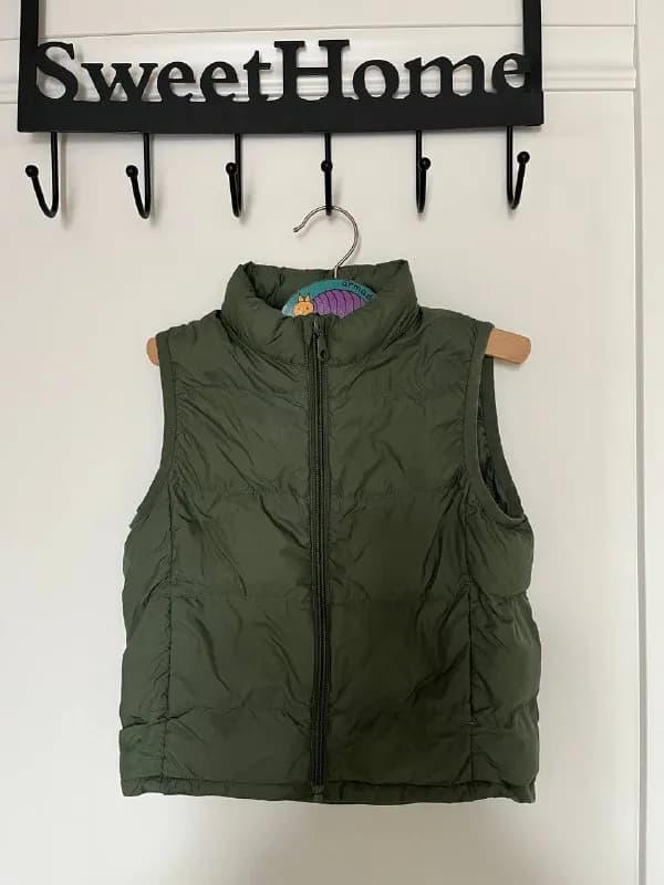 Жилет Uniqlo на рост 90 см, хаки — Алматы — 5 000 ₸