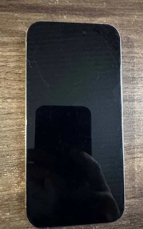 srazu IPhone 15 Pro 128GB 87% Battery Health, Skarobkom, Est carapki na ekran, cena 1450. torg — Батуми
