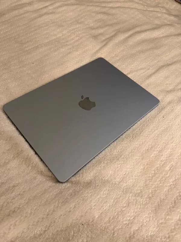MacBook Air M5, куплен 2 месяца назад — Батуми — 3 900 ₾