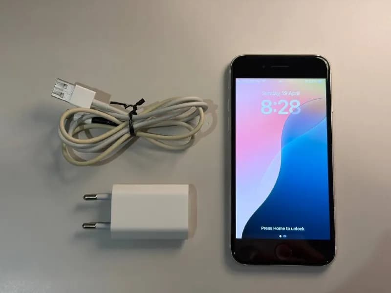 iPhone SE 2020(2-го поколения) белым цветом на 128 гигабайт памяти. — Батуми — 325 ₾