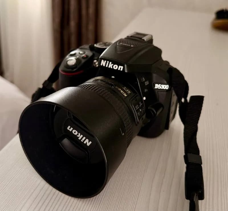 Nikon D5300 — зеркальный фотоаппарат любительского уровня, корпус из прочного углепластика. Модель о — Тбилиси — 1 000 ₾