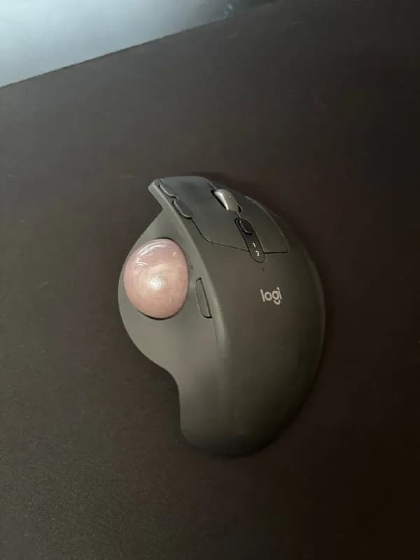 1) Logitech MX Ergo — беспроводной трекбол. Снижает нагрузку на кисть и не требует перемещения по ст — Тбилиси — 160 ₾