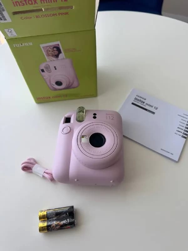 instax mini 12 для мгновенных фотографий, в комплекте батарейки и ремешок. Цена: 300 лари — Батуми — 300 ₾
