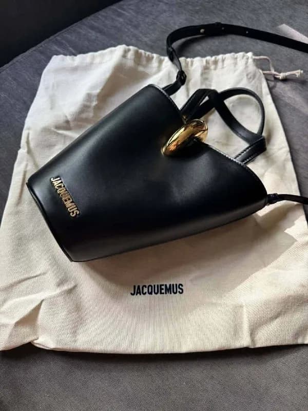 Jacquemus в классическом чёрном цвете. Минимализм, который идеально дополняет любой образ — от повсе — Тбилиси — 165 ₾