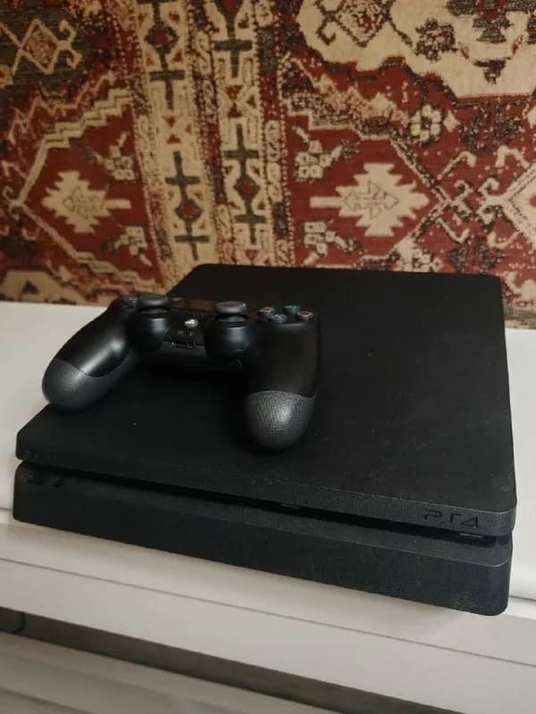 PlayStation 4 Slim 1tb версия CUH-2208B в хорошем полностью рабочем состоянии. — Батуми — 510 ₾