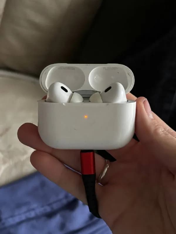 AirPods Pro. Состояние удовлетворительное (поюзан кейс), все функции в рабочем состоянии, отличный ш — Батуми — 250 ₾