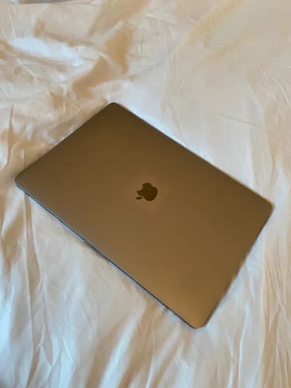 Macbook Pro 2018 15-inch с оригинальной зарядкой. — Тбилиси — 1 200 ₾