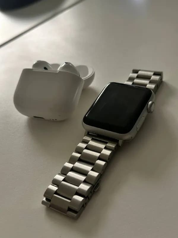 Apple Watch Series 3 и наушники AirPods 4 с активным шумоподавлением (ANC) — Алматы