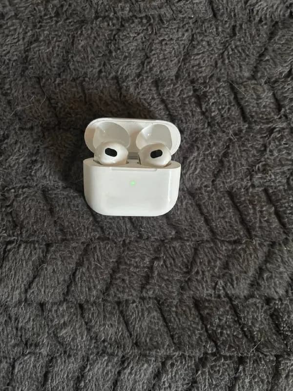 Apple AirPods 3 в отличном рабочем состоянии. Звук чистый, басы отличные, микрофоны работают без нар — Алматы — 30 000 ₸