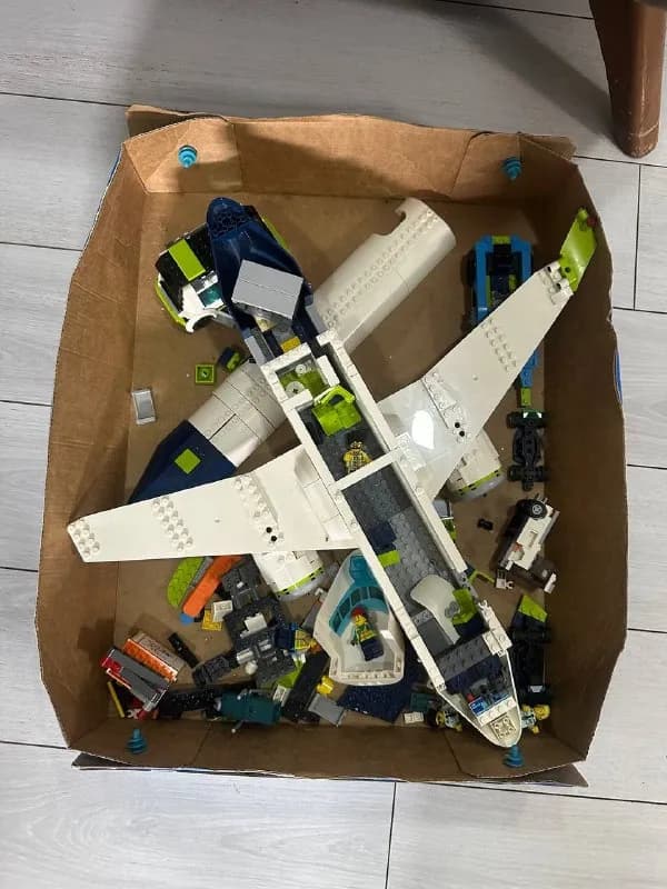 Lego City с большим пассажирским самолетом, аэродромным транспортом и фигурками. — Батуми — 70 ₾