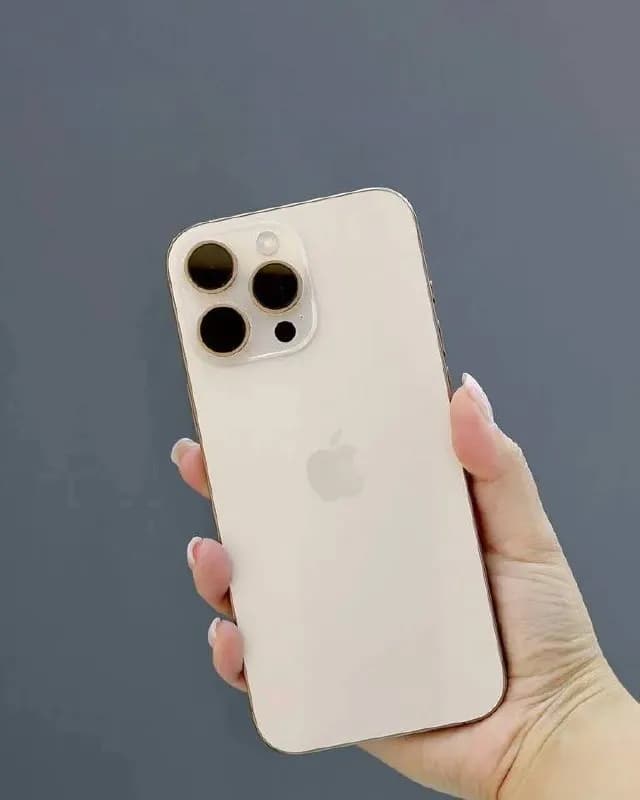 iPhone 16 Pro Max, память 256, батарея 87%, состояние подарочного, проблем с телефоном никаких нет, — Батуми — 2 270 ₾