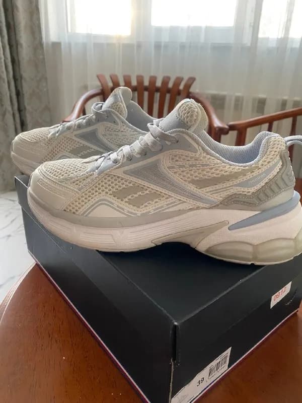Reebok Б/у надевала пару раз в зал, малы. Размер 38(24.5). 90 лари — Батуми — 90 ₾