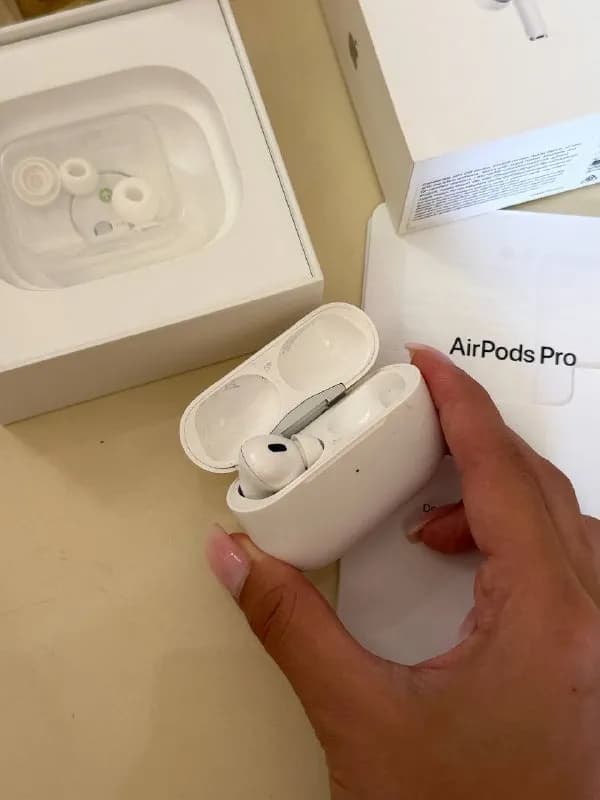 1. Airpods pro 2nd gen (lightning) потеряла правый наушник. Цену предложите вы. — Батуми