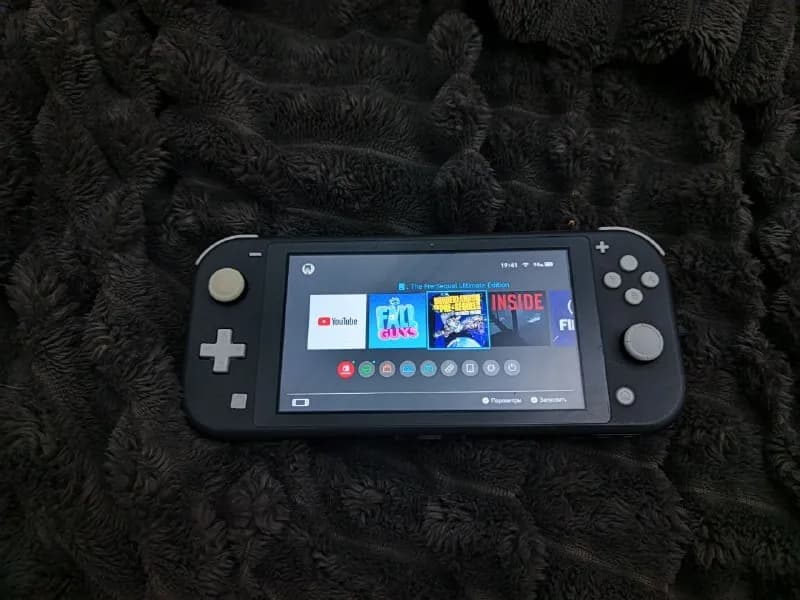 Nintendo Switch Lite с двумя картриджами (FIFA 18, Urban Trial) и картой памяти SanDisk Ultra на 128 — Тбилиси — 275 ₾