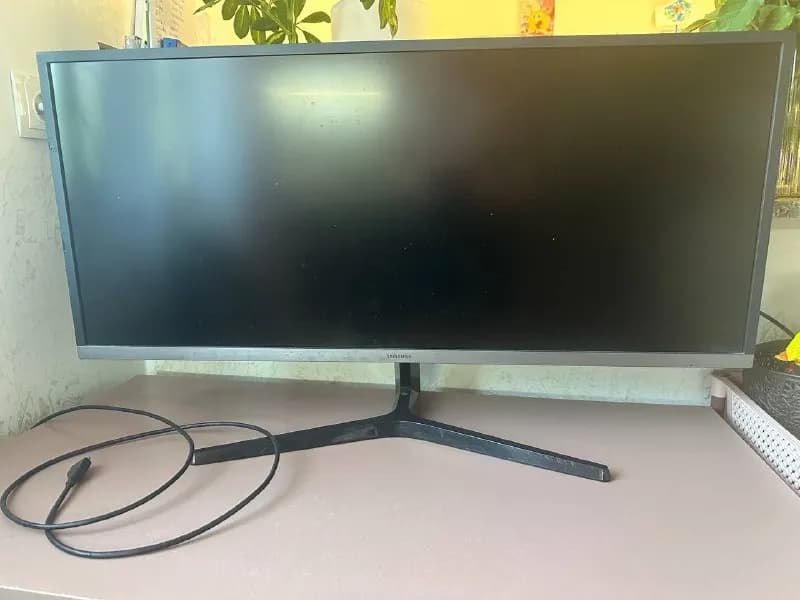 Samsung. 75hz, 3440×1440. Есть горизонтальная полоса битых пикселей внизу экрана. 500 лари. Торг — Батуми — 500 ₾