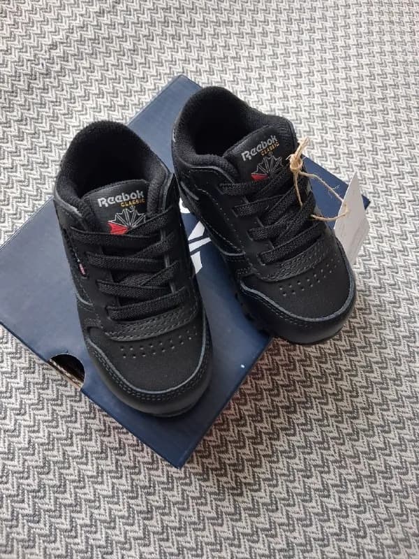 Reebok Classic Leather в Батуми! Заказывали в США в магазине 6pm, но промахнулись с размером. Кроссов — Батуми — 45 ₾