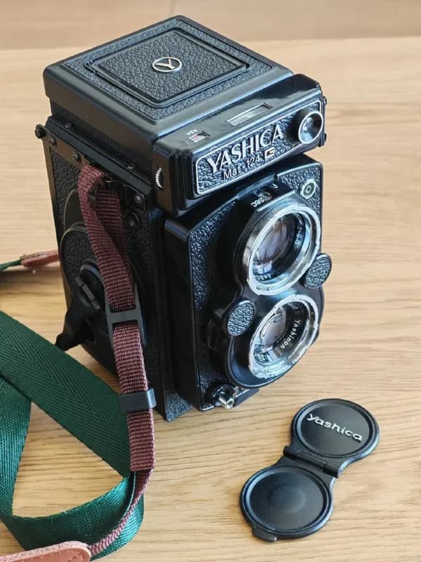 Yashica Mat 124G. Снимает на пленку 120, формат кадра 6×6. — Батуми — 800 ₾
