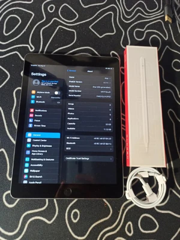 Планшет Apple iPad 6th, 32, в хорошем состоянии. В комплекте ручка для рисования и кабель. 200 лари — Тбилиси — 200 ₾