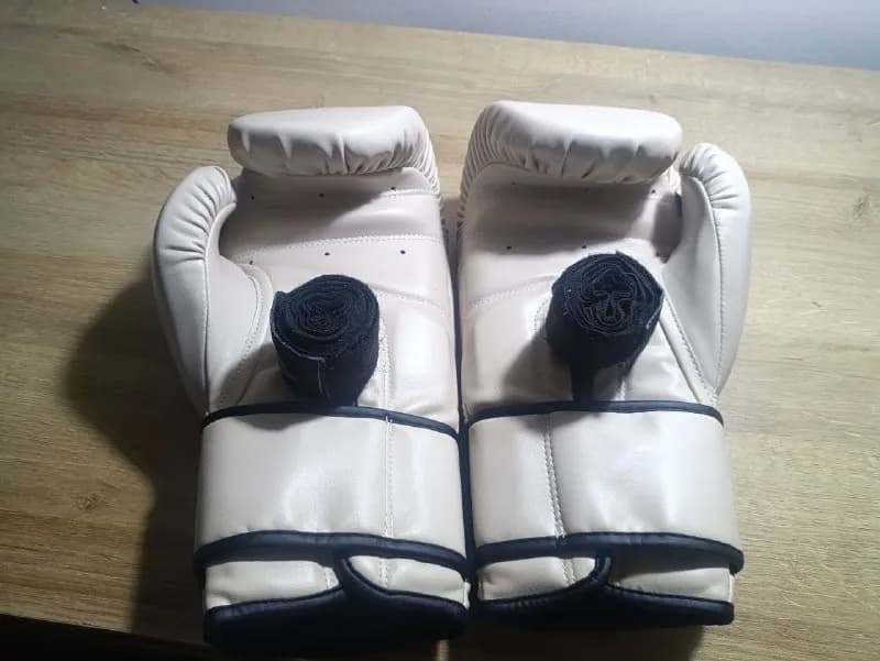 Перчатки Fight House 16 oz + бинты в комплекте. Состояние хорошее, набивка и липучки целые, без дефе — Батуми — 50 ₾