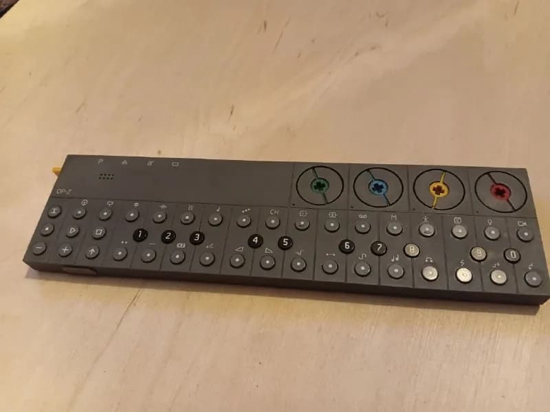 Синтезаторы Op-z, Roland J-6 — Батуми — 900 ₾