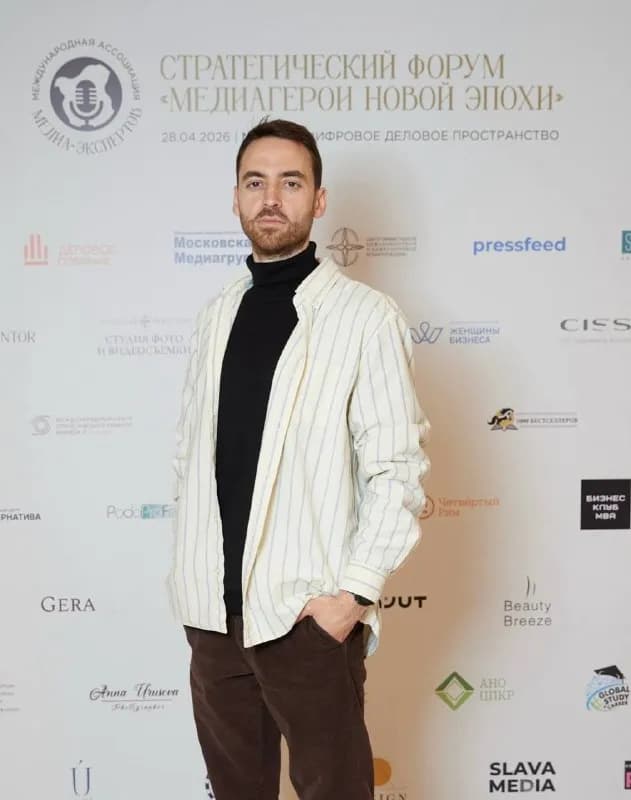 Hello, друзья! Меня зовут Стас Иняшкин, я кандидат наук, лингвокоуч и переводчик. — Стамбул
